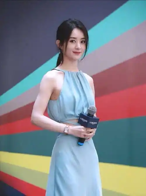 赵丽颖腰线也太迷人,身穿露腰礼服大秀小蛮腰,辣妈身材让人羡慕_设计