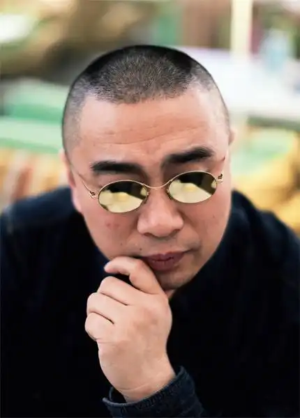 王海戴墨镜的男人