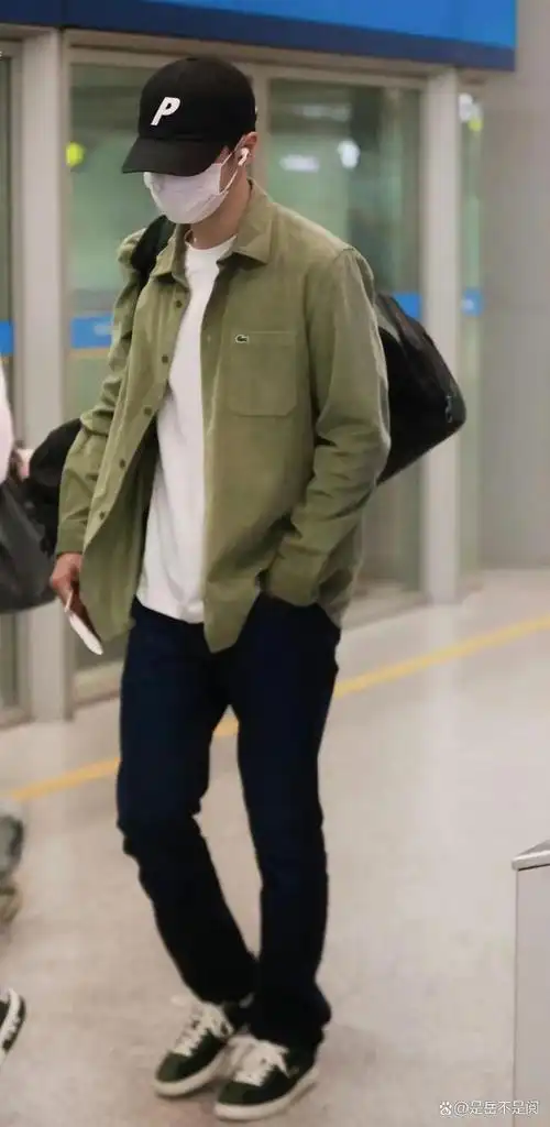 王一博出发法网公开赛,机场生图,一言难尽
