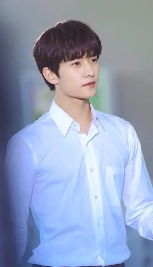 杨洋 微博图 不经意的抓拍 蓝衬衣少年 清爽好看