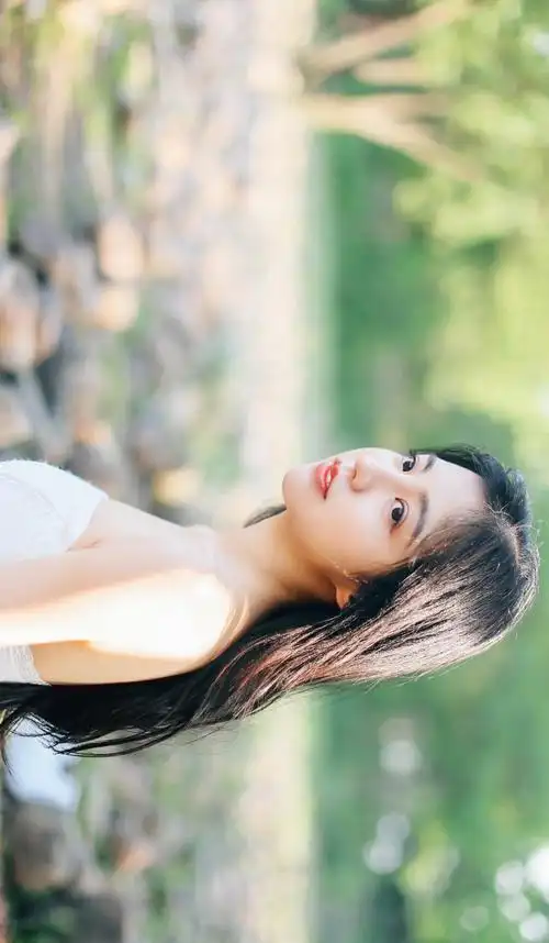 往事和秘密,都会让一个人的心情变得沉重,笑容无法真实,走路无法轻快.