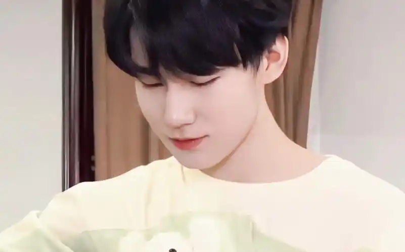 张真源笑起来真的又甜又温柔啊