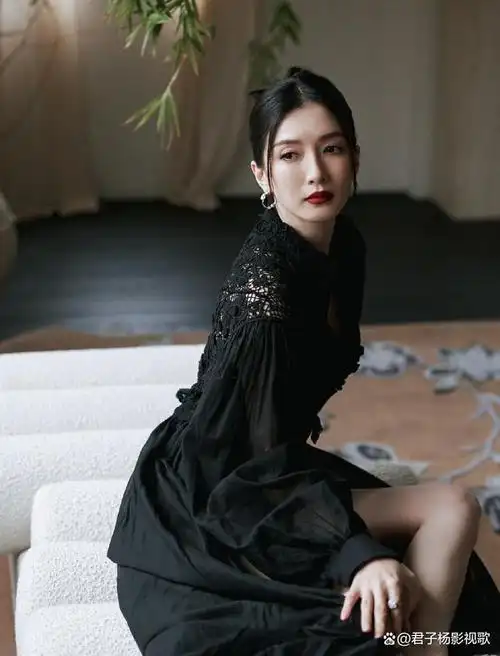 江疏影走红毯穿酷黑短裙上台领奖穿绣花长裙大长美腿太吸睛了