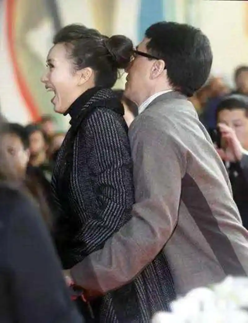 二,成龙和章子怡的合照,成龙和章子怡的确关系很好,老熟人了,所以在一