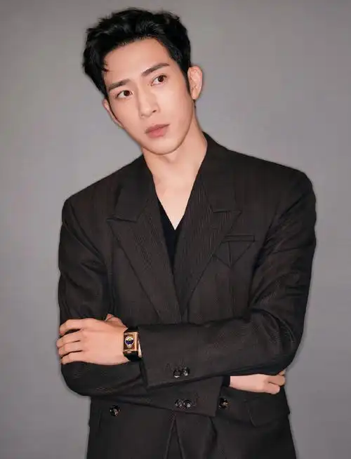 时尚新娘号外##井柏然黑色双排扣西装##井柏然全黑造型