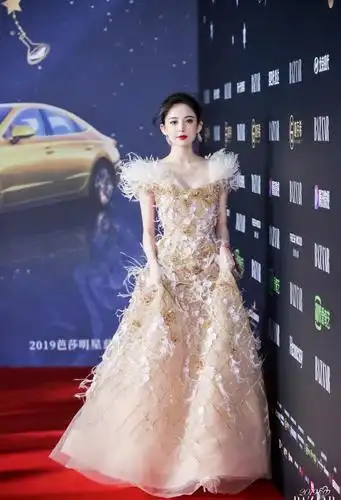 古力娜扎国外红毯争艳抹胸礼服裙配披肩卷发气质美貌太长脸