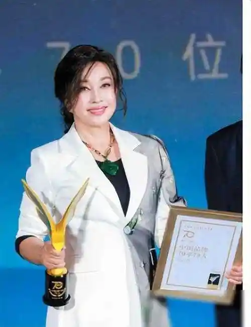 刘晓庆72岁仍然青春少年网友激赞美颜无敌