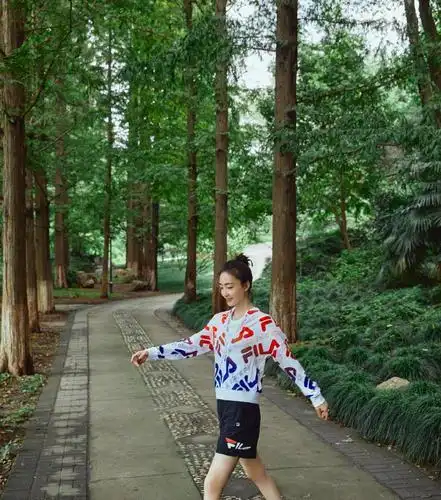 王丽坤一身fila穿搭,是打算"代言"?这腿型太绝了!
