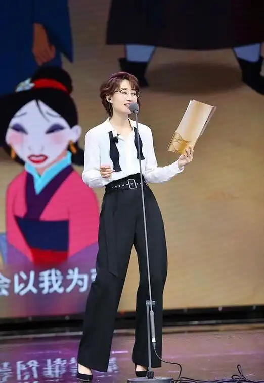 刘敏涛一改过往优雅穿搭微卷短发配金框眼镜中性风格上节目