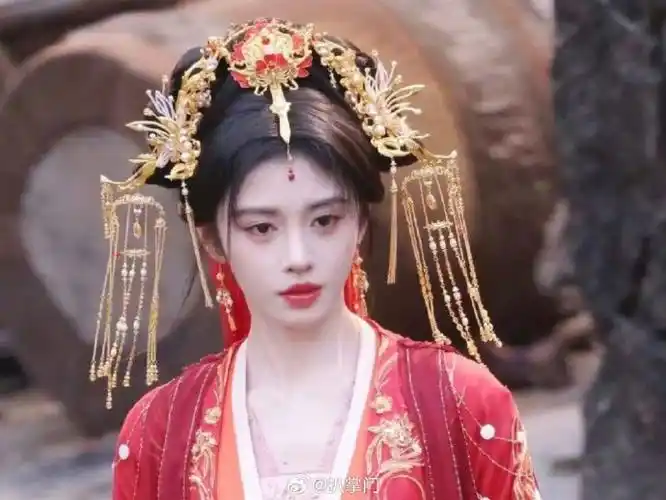 鞠婧祎千香引大婚红衣路透##鞠婧祎红衣路透好有氛围感