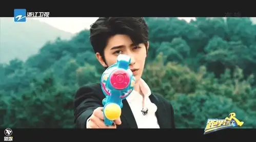 新娱追综: 跑男来了 蔡徐坤 花絮cut 1,水枪没打气,射不出水