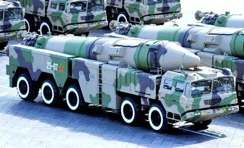 股票论坛 慧鹰德 资料图:解放军二炮列装的东风21c中程战略导弹.