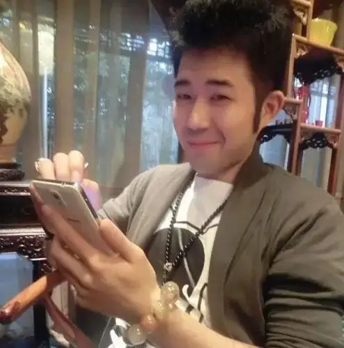 刘丰源也是演员,演过几部电视剧,不过知名度不高,后来就几乎没有出现