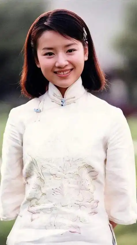 2003年,电视剧《金粉世家》的亮相瞬间掀起了收视狂潮,而董洁,以其