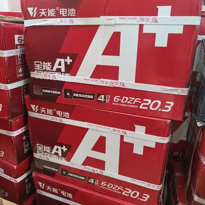 电动车电池避坑 图一  雅迪原装的石墨烯电池 图二  雅迪原装的铅酸