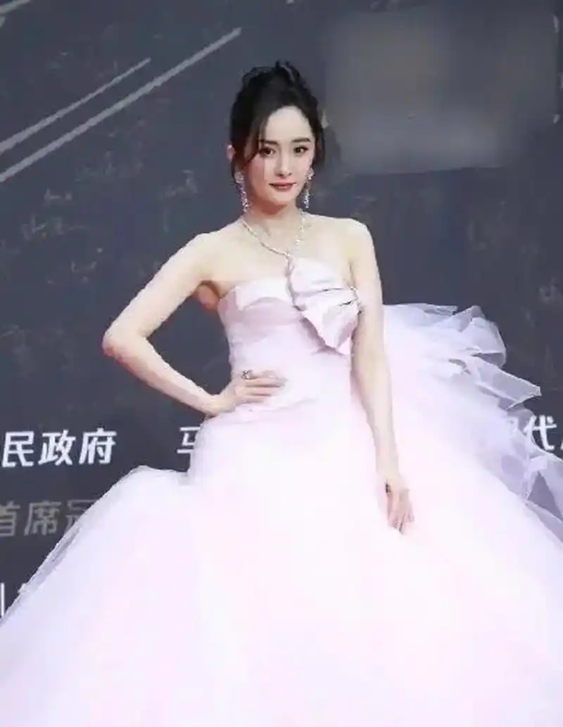 昨晚,杨幂现身腾讯星光大赏活动现场,身穿一件粉色的高定礼服,看起来