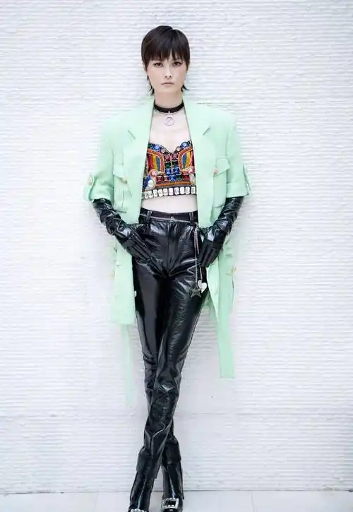 李宇春自带女王气质穿高叉鱼尾裙勾勒身姿露长腿好有女人味