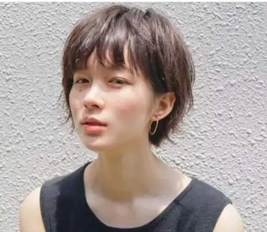 脸蛋是比较白的女生,她选择的就是这一种栗色发色的小脸短发发型,她把