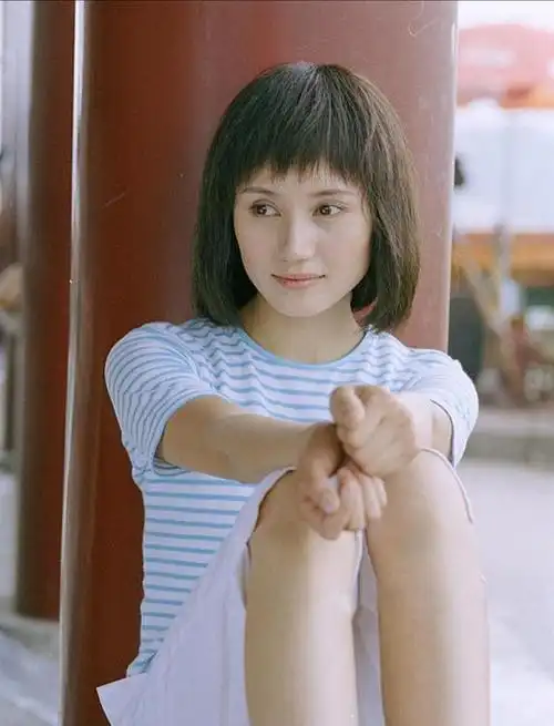 最近,一组袁泉的老照片曝光,20年前的她比现在要稚嫩一些,但是恬静的