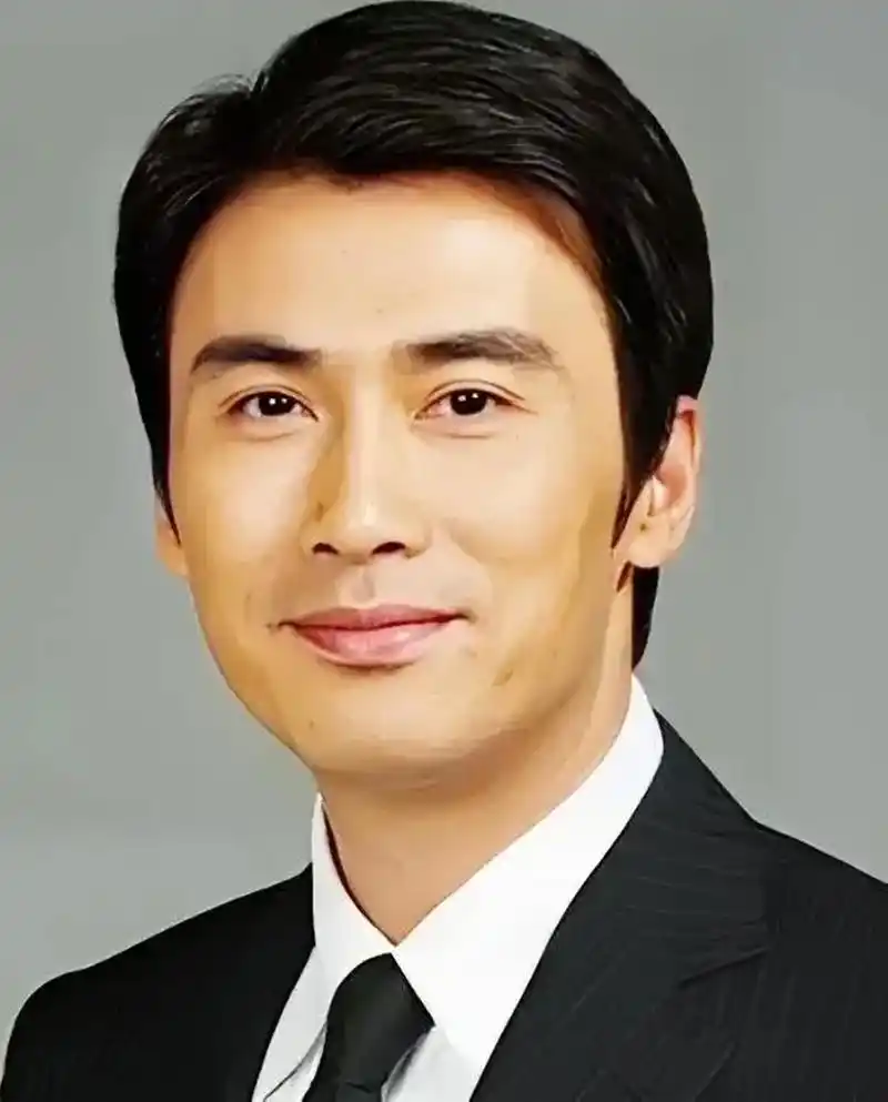 81,身形高大魁梧,样貌稳重大气,浓眉大眼,典型的中国标致男人的长相.