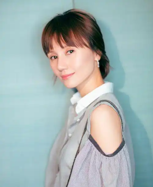 简介:袁泉性感写真图片,分享一组袁泉图片给大家,图中的明星图片壁纸