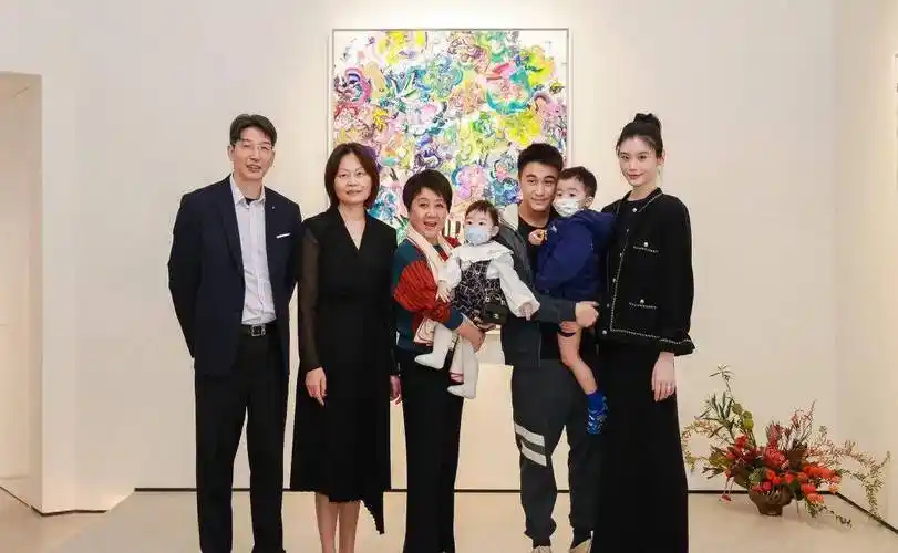 原创何猷君全家福曝光,四太抱着1岁孙女超宠溺,奚梦瑶父母罕见露面