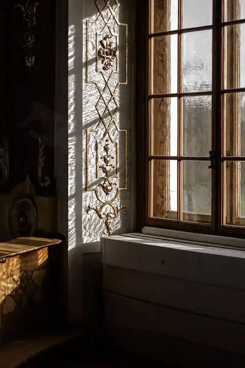 万素网为您提供摄影图片室内,窗户,光线和阴影下载,该素材编号