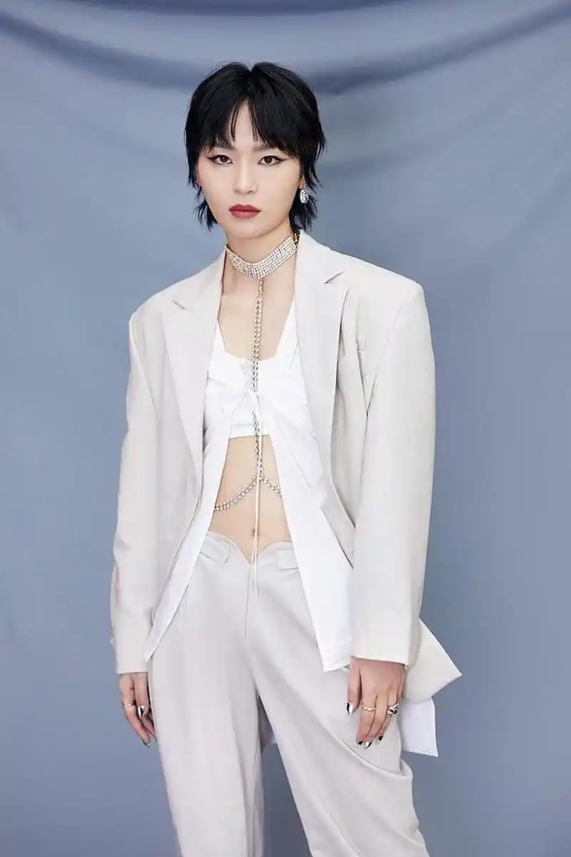 周笔畅时尚写真完美驾驭多变造型 性感御姐霸气外露飒气满满