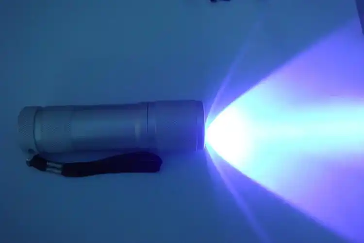 uv紫光手电筒可用于验钞钓鱼美甲等