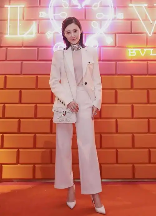 舒畅太有范,白色西装穿出名媛范,颈圈太高级