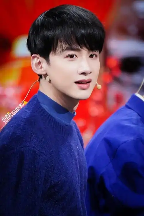 《南来北往》新春喜乐会白敬亭高清图集11p,瓜子花生矿泉水都给汪新