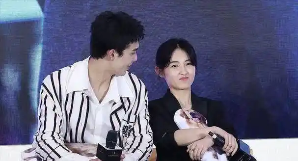 《向往5》张子枫彩绘,签名格式好眼熟,无意间和学长吴磊发糖_妹妹