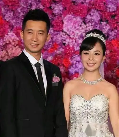 王二妮全家照父母很朴实老公高大帅气姐妹俩共用一张脸