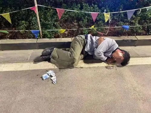 花样姿势躺遍大街小巷有大白天就喝醉走不动路,直接躺马路上的近段