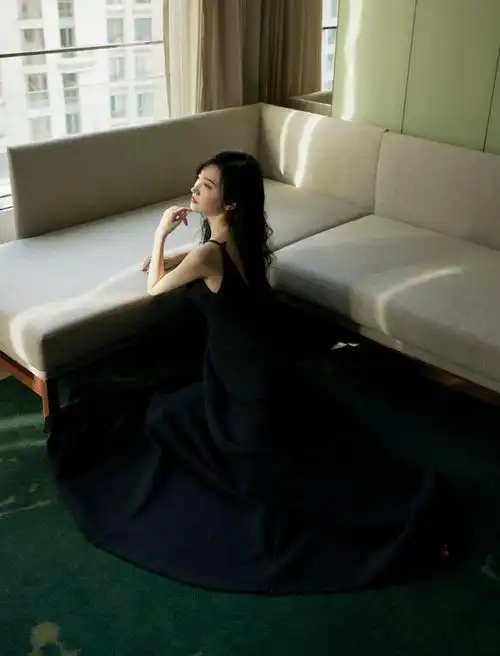 景甜穿深v吊带裙小秀性感跪坐沙发氛围感足