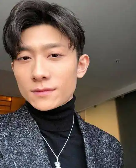 张一山晒四连拍帅气出镜,胸前小熊链子亮眼,透露新戏即将出炉_自拍_小