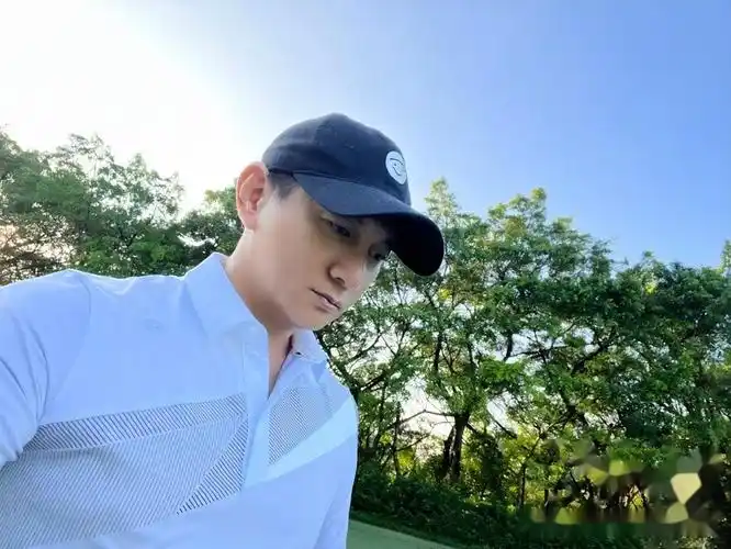 标题:吴奇隆婚变后曝光!童心未泯近况大揭秘!