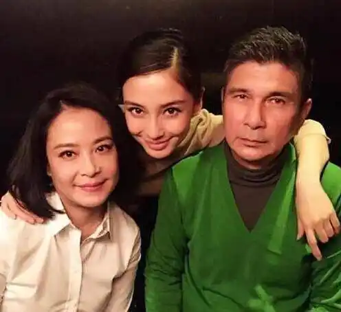 angelababy的父亲也是绝对的优质大叔一枚,儒雅的气质,再穿上西装,真