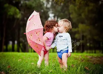 两小无猜那个小男孩亲吻一个小女孩的图片