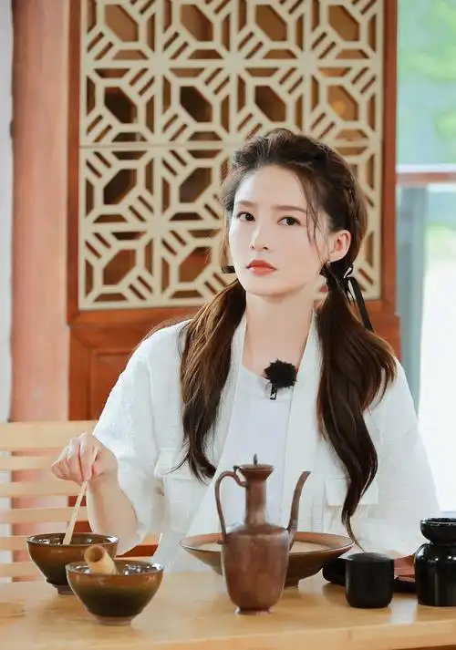 李沁双马尾真的太可了吧,俏皮灵动,少女元气满满