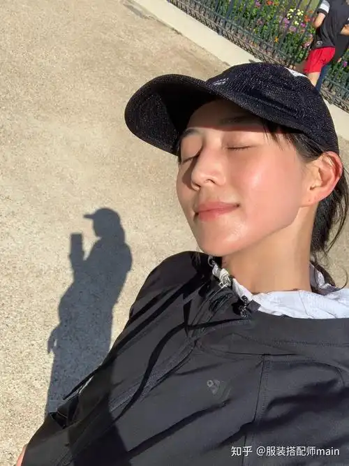 37岁张钧甯巴黎街头秀素颜运动装惬意十足脸被晒红看着真心疼