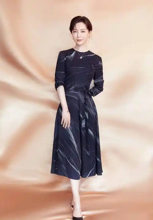 优雅有力的穿衣风格,陈数46岁时的穿搭秘诀_衣服_形象_款式