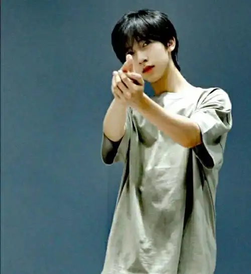 贺峻霖饰贺峻霖姐姐我真的好喜欢好喜欢你恨不得每天都跟你黏在一起看