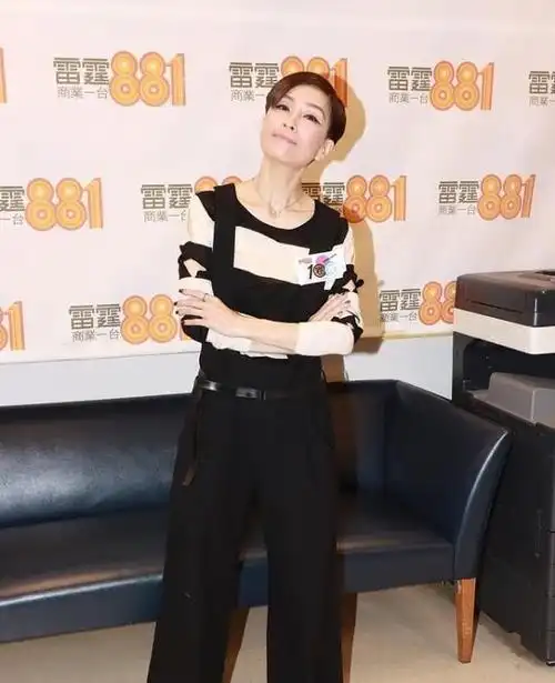 伍咏薇一身黑白的造型,搭配短发挺飒,保养得不错