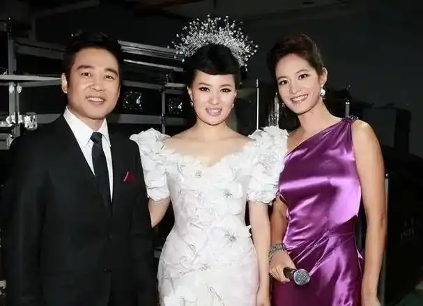 她是第一位博士级歌唱家12次荣登春晚丈夫身价不菲也是博士