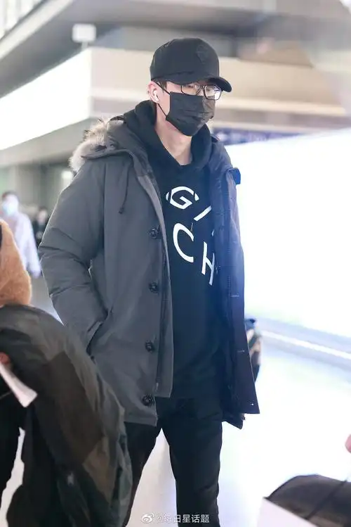 2020年12月19日,北京,许嵩现身机场.