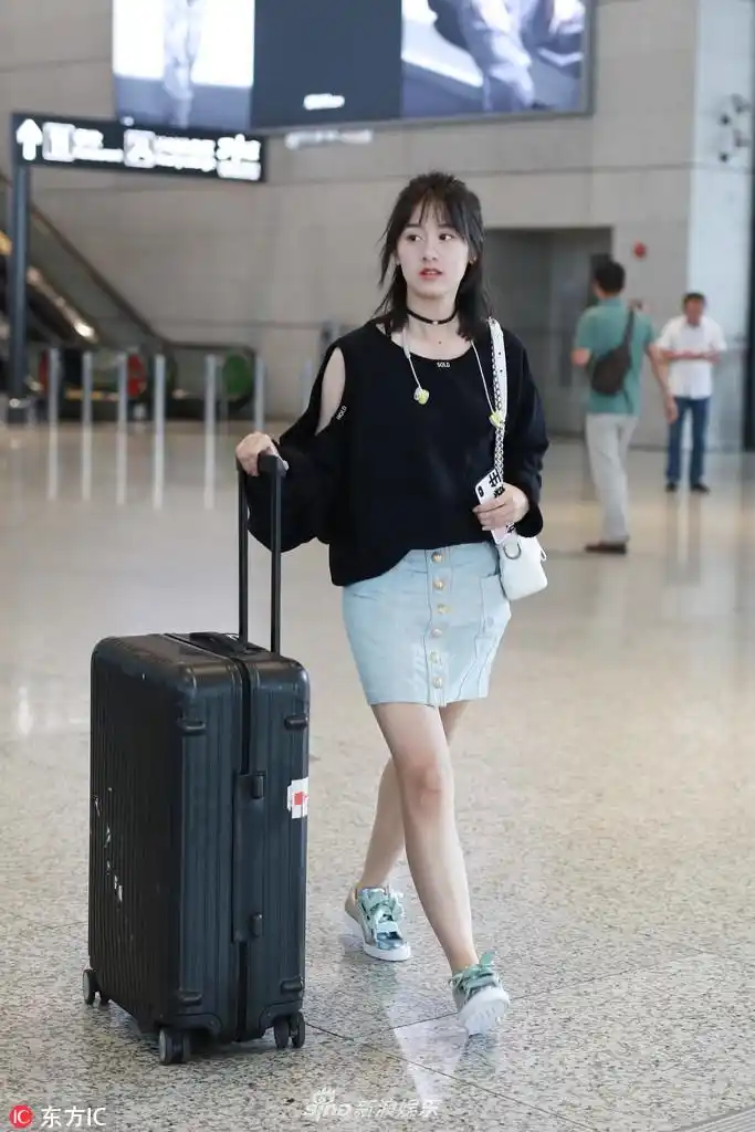 组图:袁冰妍机场黑衣短裙清凉亮相 对镜甜笑招手心情好