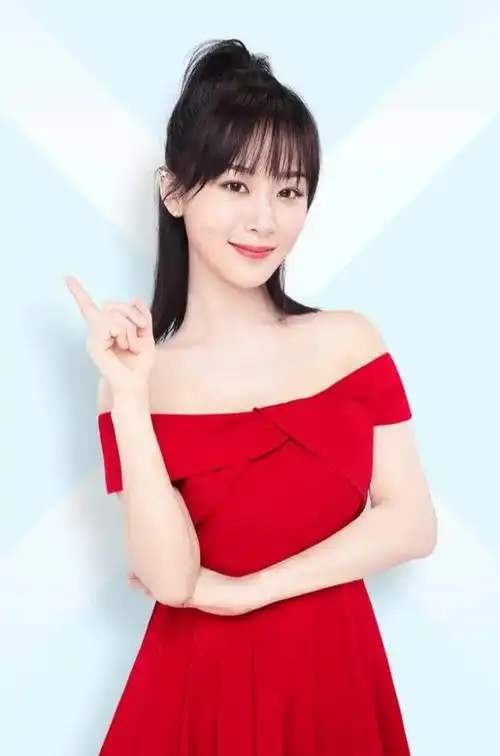 90后人气小花旦杨紫个人写真:清新甜美,俏皮可爱!