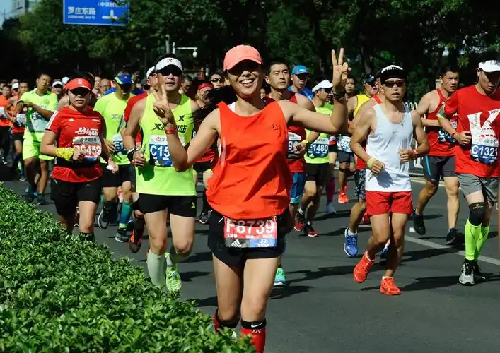 16北京国际马拉松比赛 写美篇下面这一组,都是敬礼的照片.