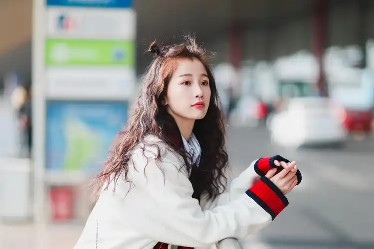 鬼马少女虞书欣哪吒泰迪卷点亮机场